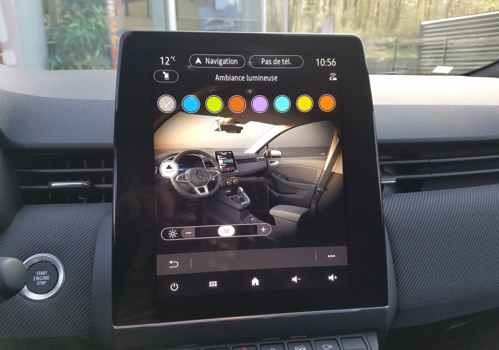 Écran tactile central montrant l'ambiance lumineuse intérieure de la Renault Clio V, vue côté droit du poste de conduite.