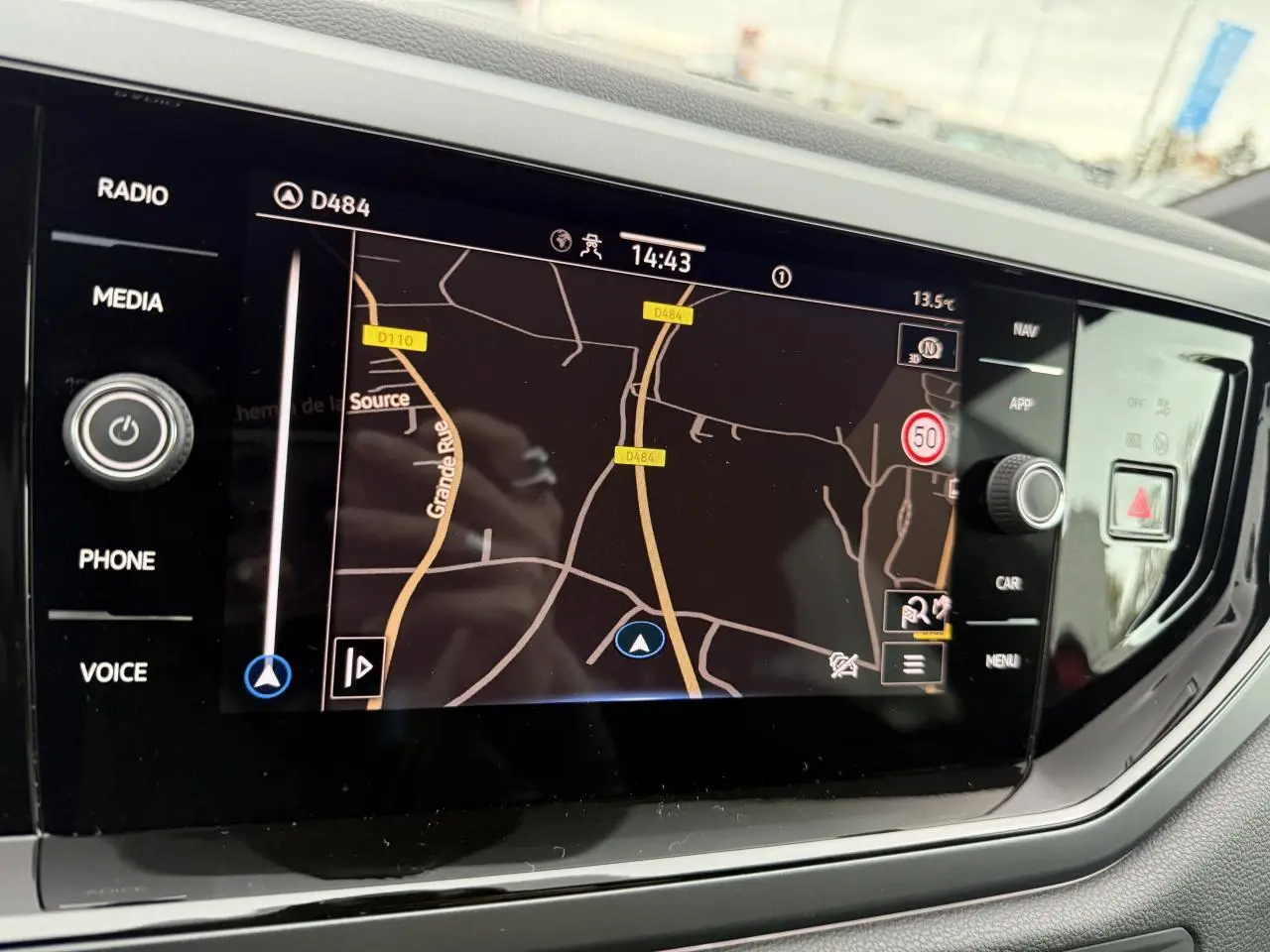 Écran tactile 8 pouces du Volkswagen Taigo 2025 affichant la navigation, vue intérieure centrée sur la console.
