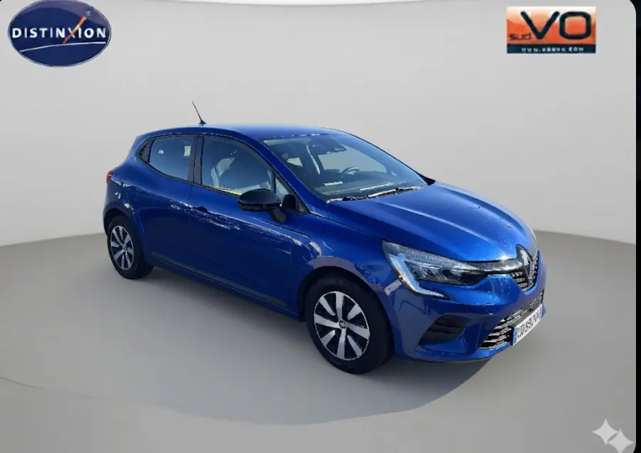 Renault Clio V TCe 90 Equilibre bleu foncé vue 3/4 avant droit avec antenne requin et jantes distinctives.