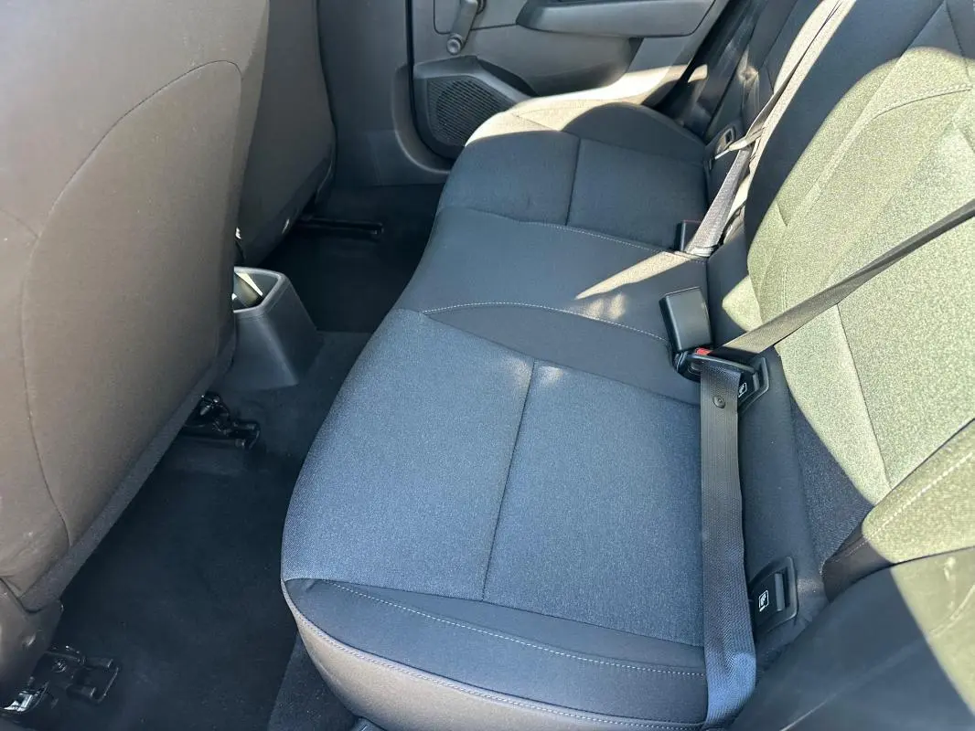 Vue rapprochée des sièges arrière en tissu gris foncé de la Renault Clio V TCe 90 Equilibre 2023.