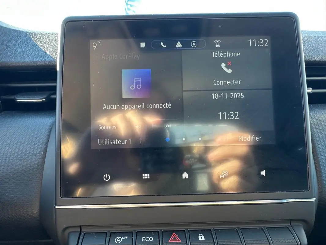 Écran tactile central de la Renault Clio bleu foncé 2023 affichant l'interface multimédia et téléphone.