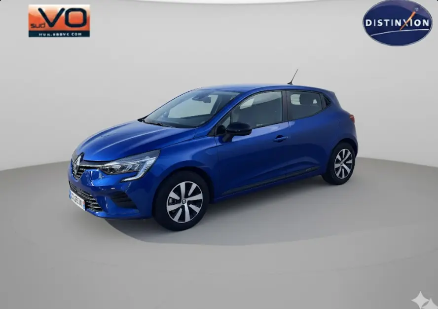 Renault Clio V TCe 90 bleu foncé vue 3/4 avant droit avec antenne requin et jantes noires et argentées.
