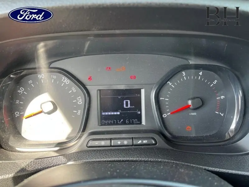 Vue rapprochée du tableau de bord et compteur digital du Peugeot Expert Fourgon blanc, affichant 0 km/h.