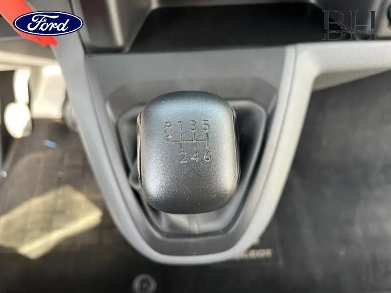 Gros plan sur le levier de vitesses manuel noir du Peugeot Expert Fourgon blanc, montrant les six rapports et la marche arrière.