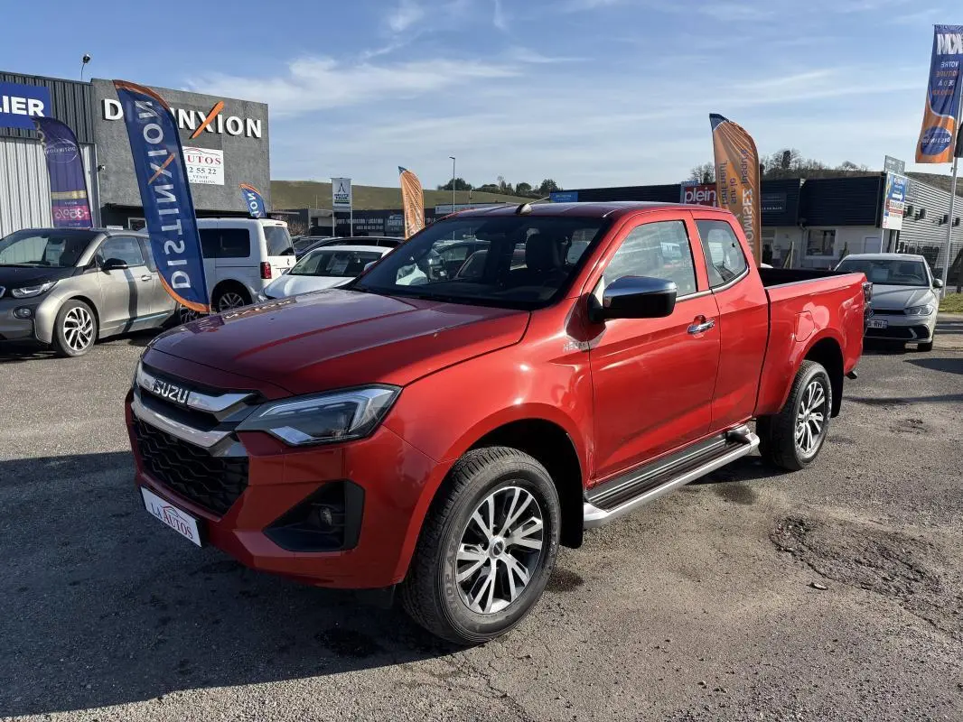 Vue 3/4 avant gauche d’un pick-up Isuzu D-MAX orange avec jantes aluminium et marchepieds métalliques.