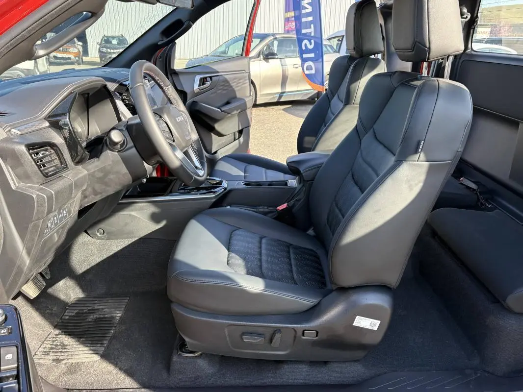 Vue intérieure côté conducteur de l'Isuzu D-MAX 2026 avec sièges en cuir noir et tableau de bord moderne.