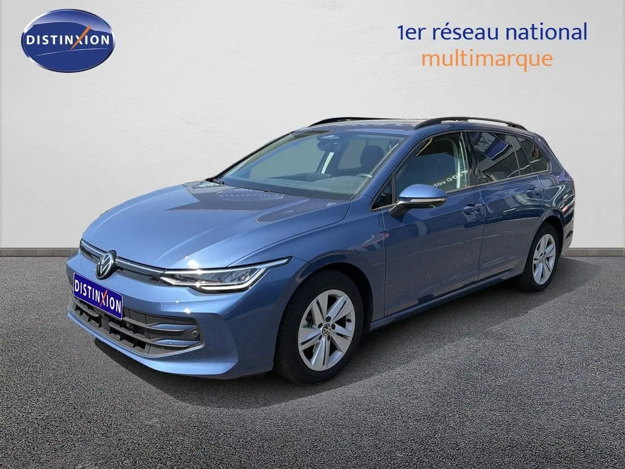 Volkswagen Golf SW bleu Anemone vue 3/4 avant droit, avec jantes alliage et toit ouvrant apparent.