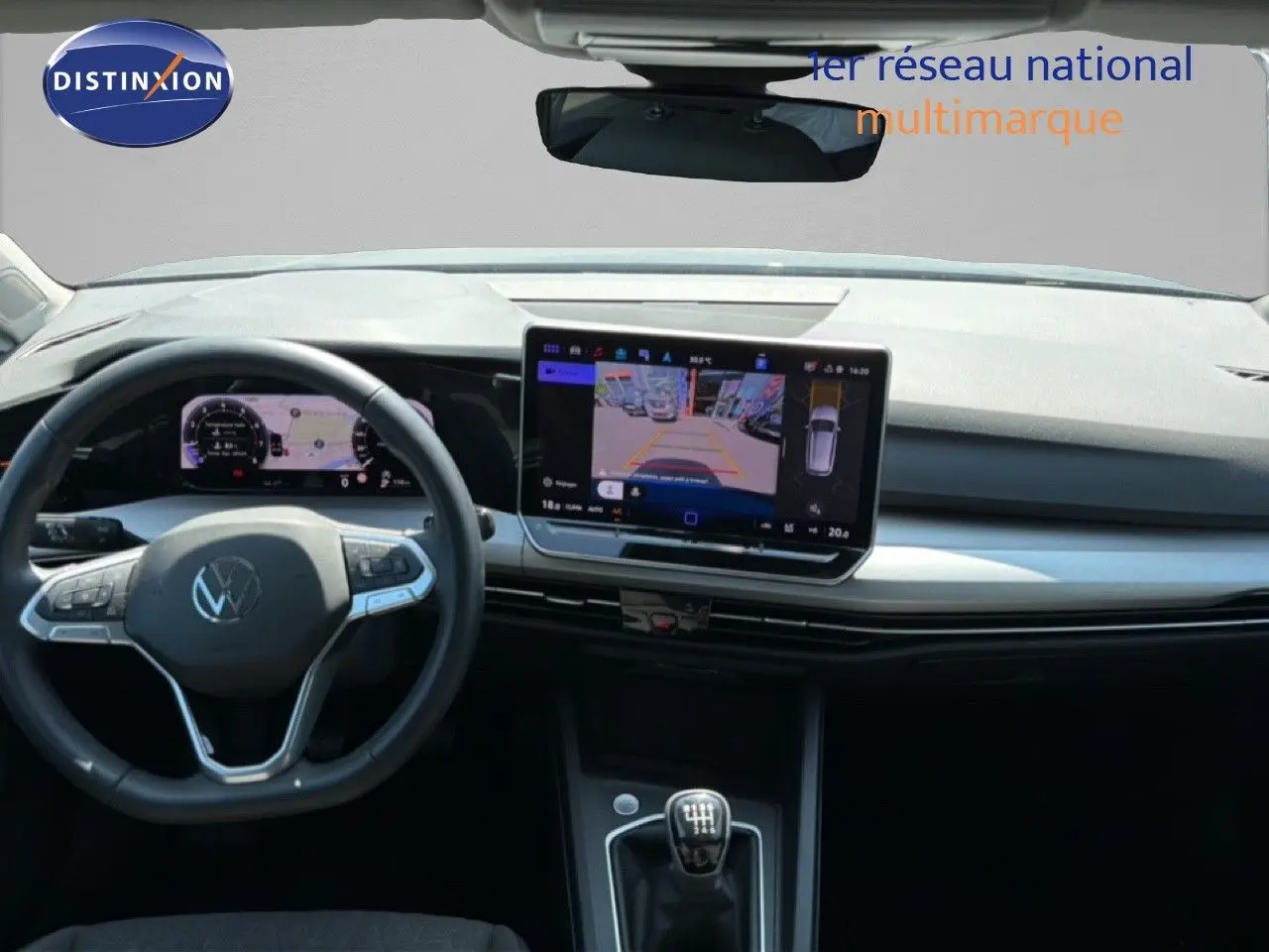 Vue intérieure du tableau de bord et volant de la Volkswagen Golf SW 1.5 TSI Evo2 2026 avec écran tactile et boîte manuelle.