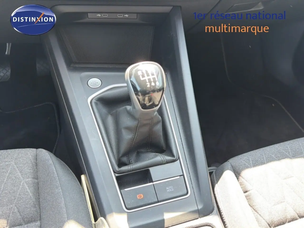 Gros plan sur le levier de vitesse manuel de la Volkswagen Golf SW 1.5 TSI Evo2 2026, intérieur gris noir.