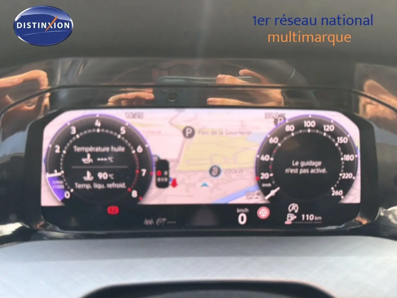Vue rapprochée du tableau de bord numérique de la Volkswagen Golf SW bleu Anemone, affichant la navigation et les jauges.