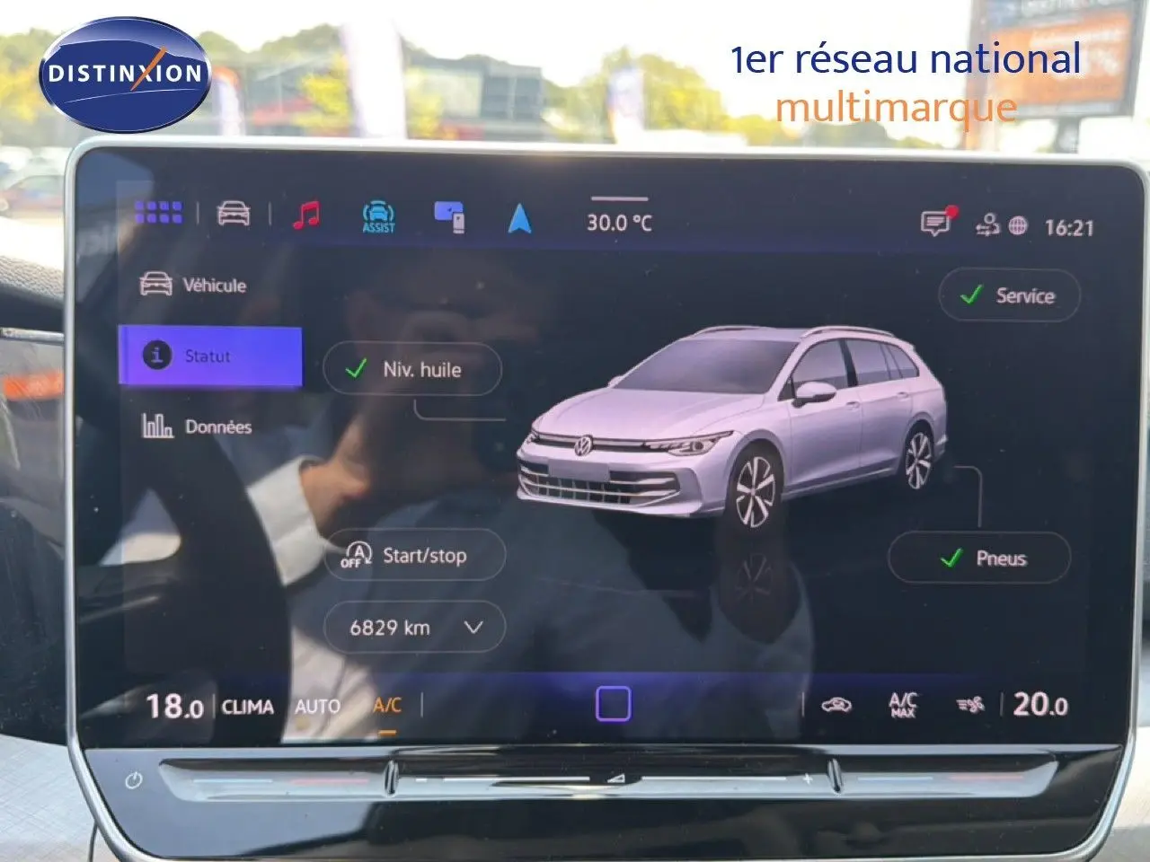 Écran tactile du tableau de bord montrant l'état et les services d'une Volkswagen Golf SW 2026 en vue 3/4 avant.
