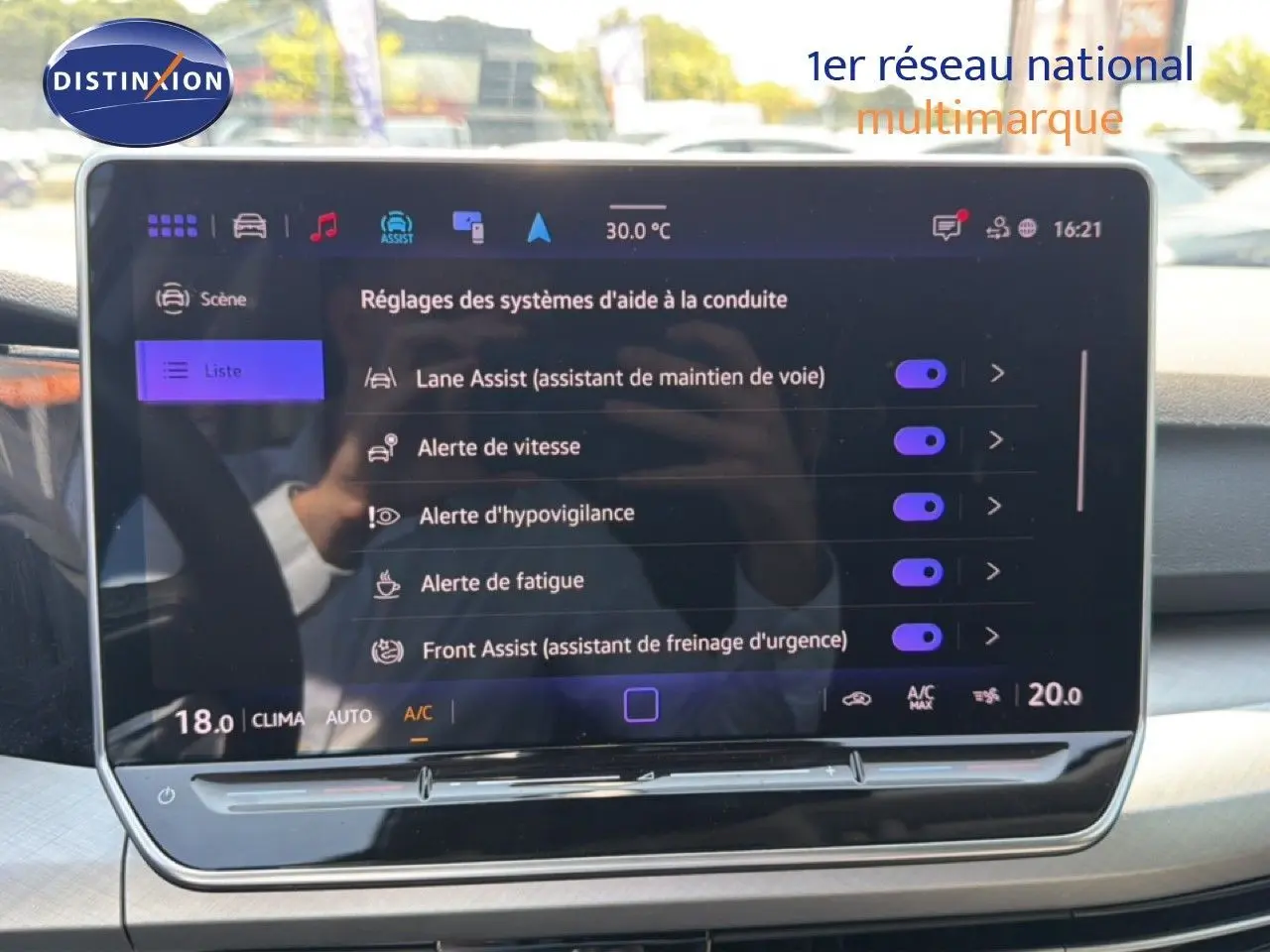 Vue intérieure du tableau de bord de la Volkswagen Golf SW 1.5 TSI 2026, écran tactile affichant les aides à la conduite.