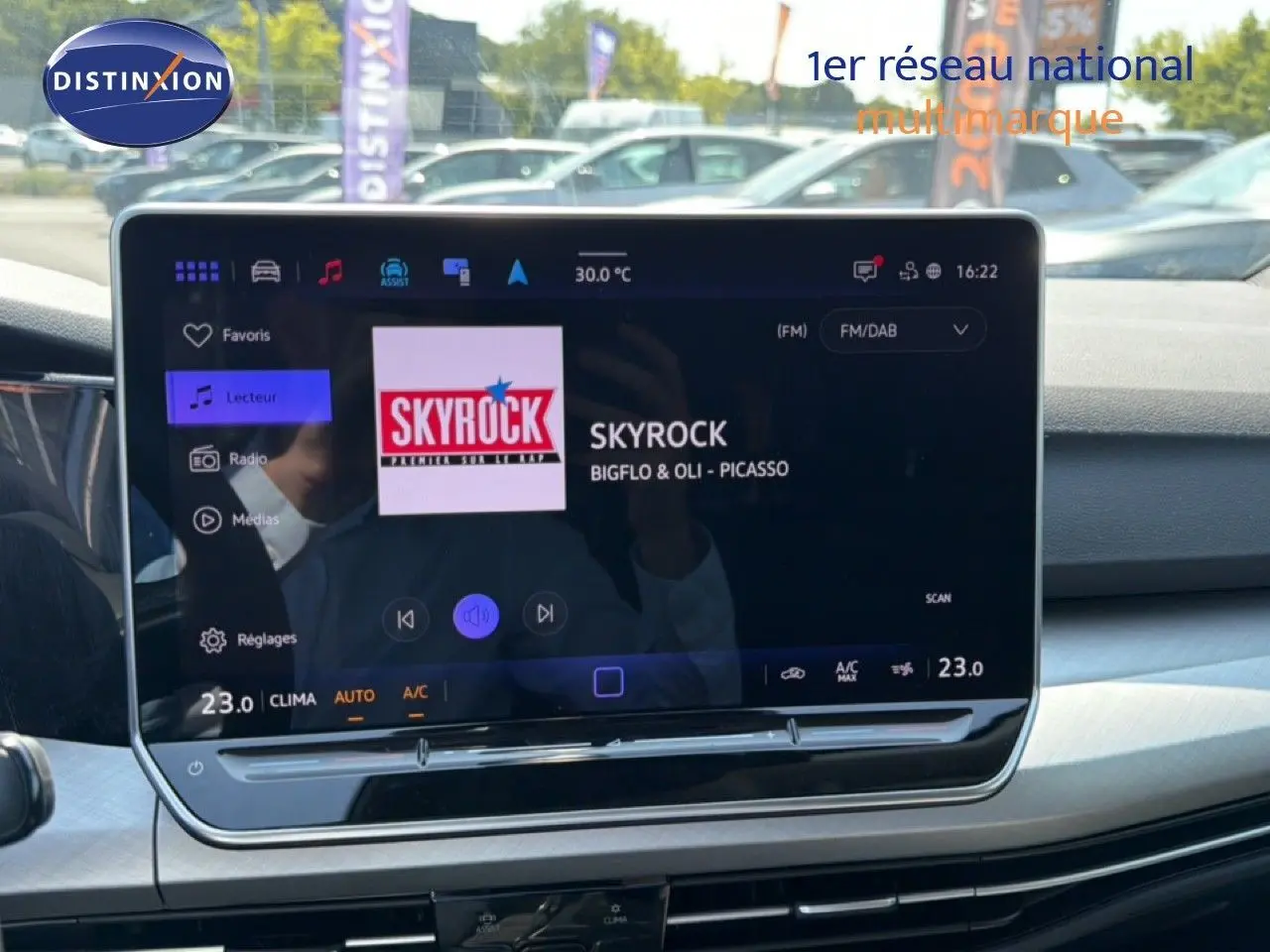 Vue intérieure du tableau de bord de la Volkswagen Golf SW 2026 avec écran tactile affichant la radio Skyrock.