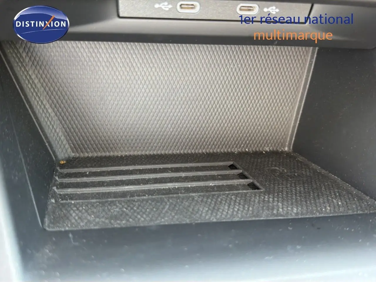 Gros plan sur la console centrale noire avec ports USB d’une Volkswagen Golf SW 1.5 TSI Evo2 bleu Anemone, 2026.