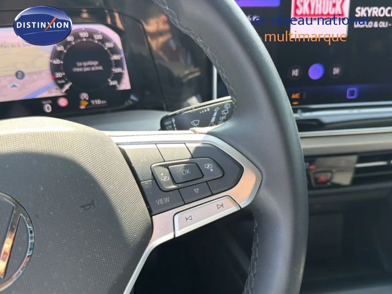 Vue rapprochée du volant et du tableau de bord numérique de la Volkswagen Golf SW 1.5 TSI Evo2 116ch, intérieur gris noir.