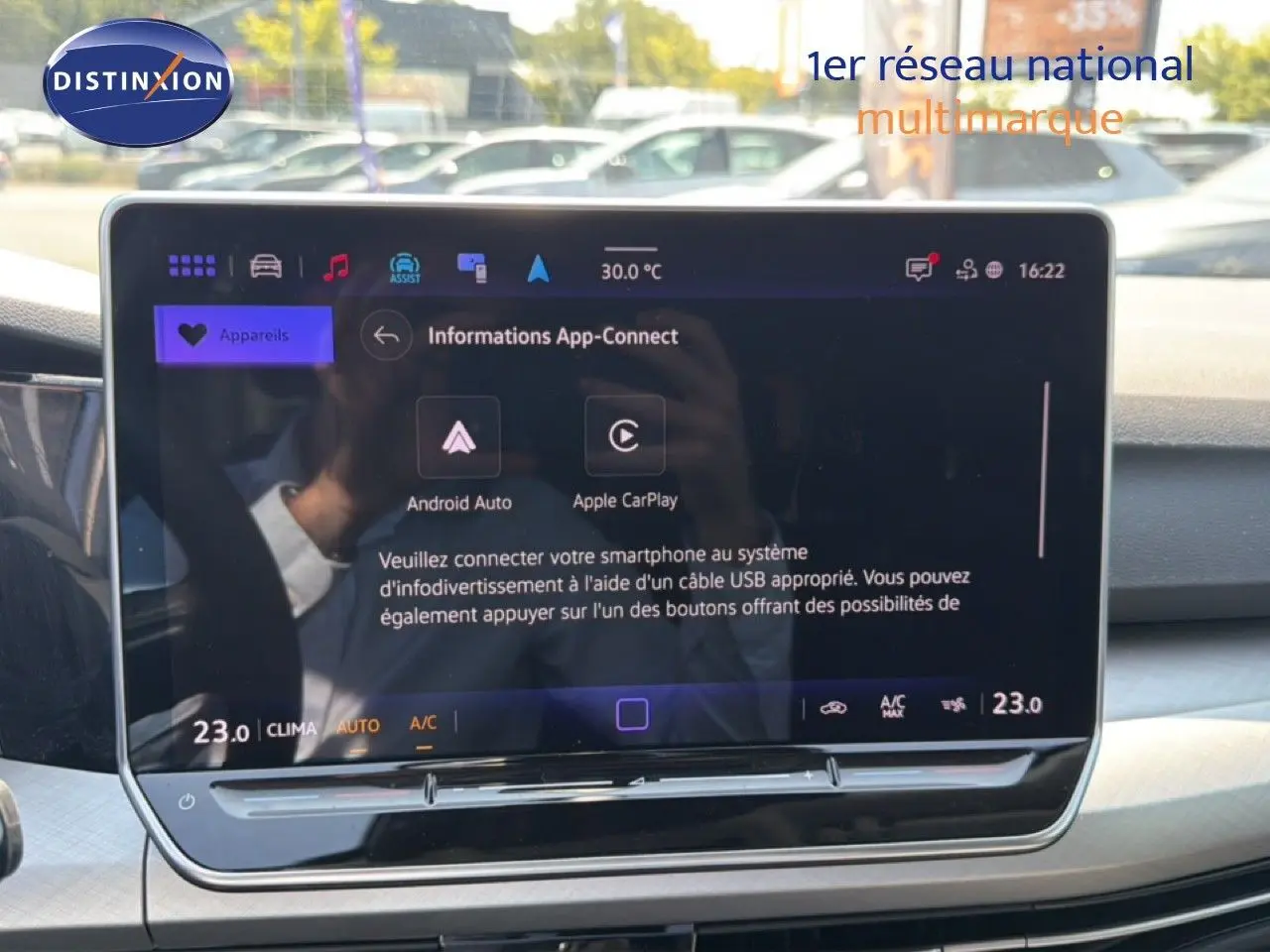 Écran tactile central affichant la connectivité smartphone dans l’habitacle d’une Volkswagen Golf SW 2026.