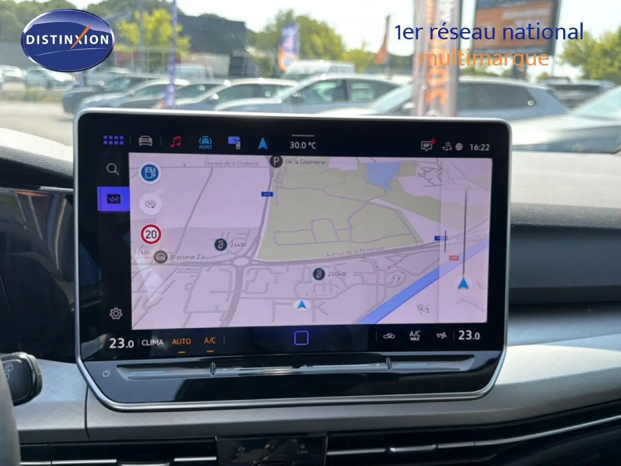 Vue intérieure centrée sur l'écran tactile du système de navigation d'une Volkswagen Golf SW bleu Anemone, année 2026.