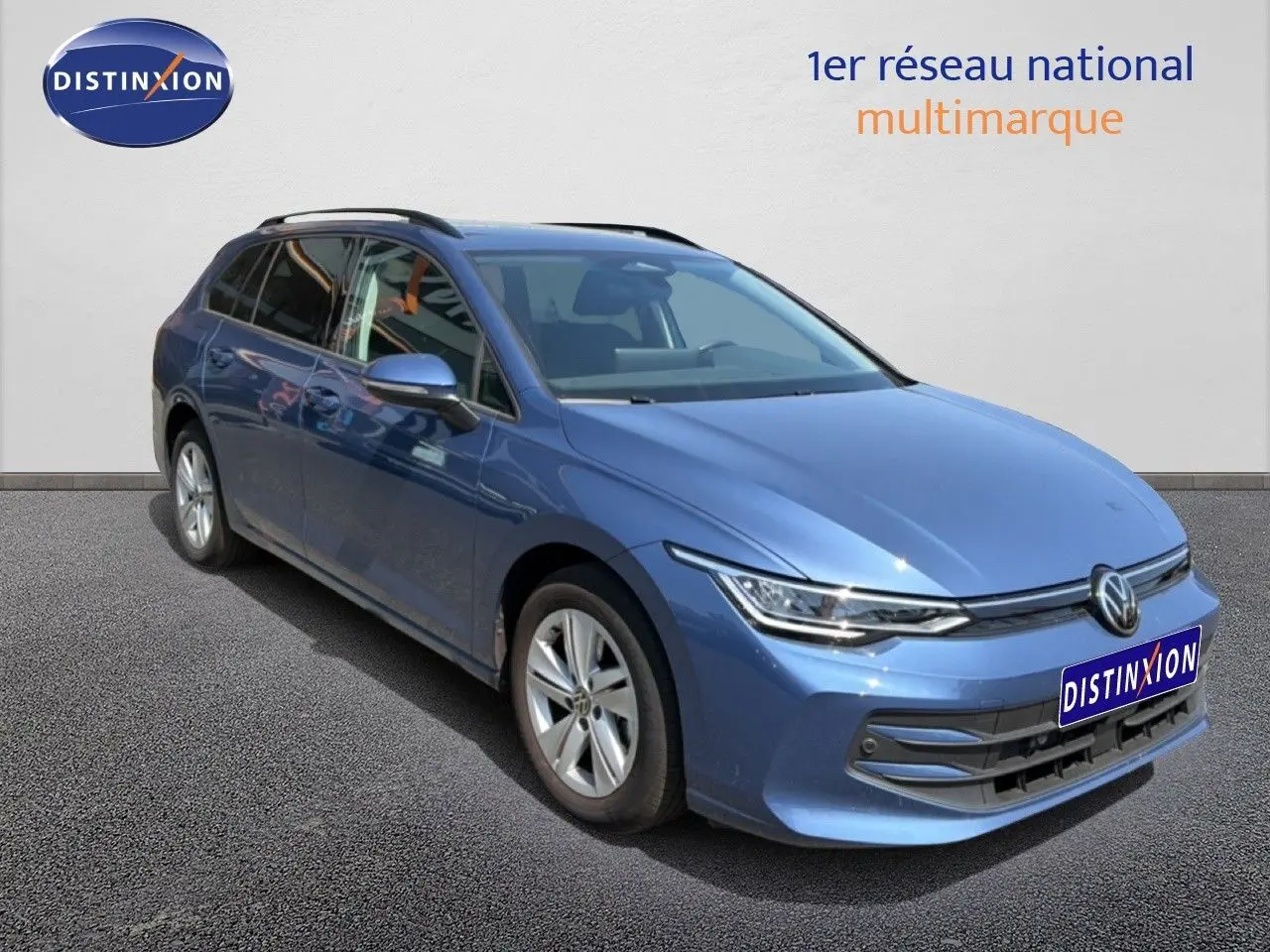 Vue 3/4 avant droite d'une Volkswagen Golf SW bleu Anemone avec jantes alliage et toit ouvrant.