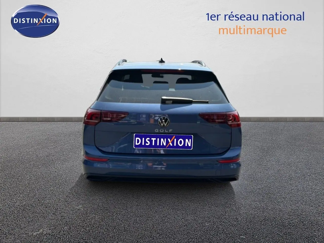 Vue arrière d'une Volkswagen Golf SW 1.5 TSI Evo2 bleu Anemone, avec hayon fermé et feux arrière allongés.