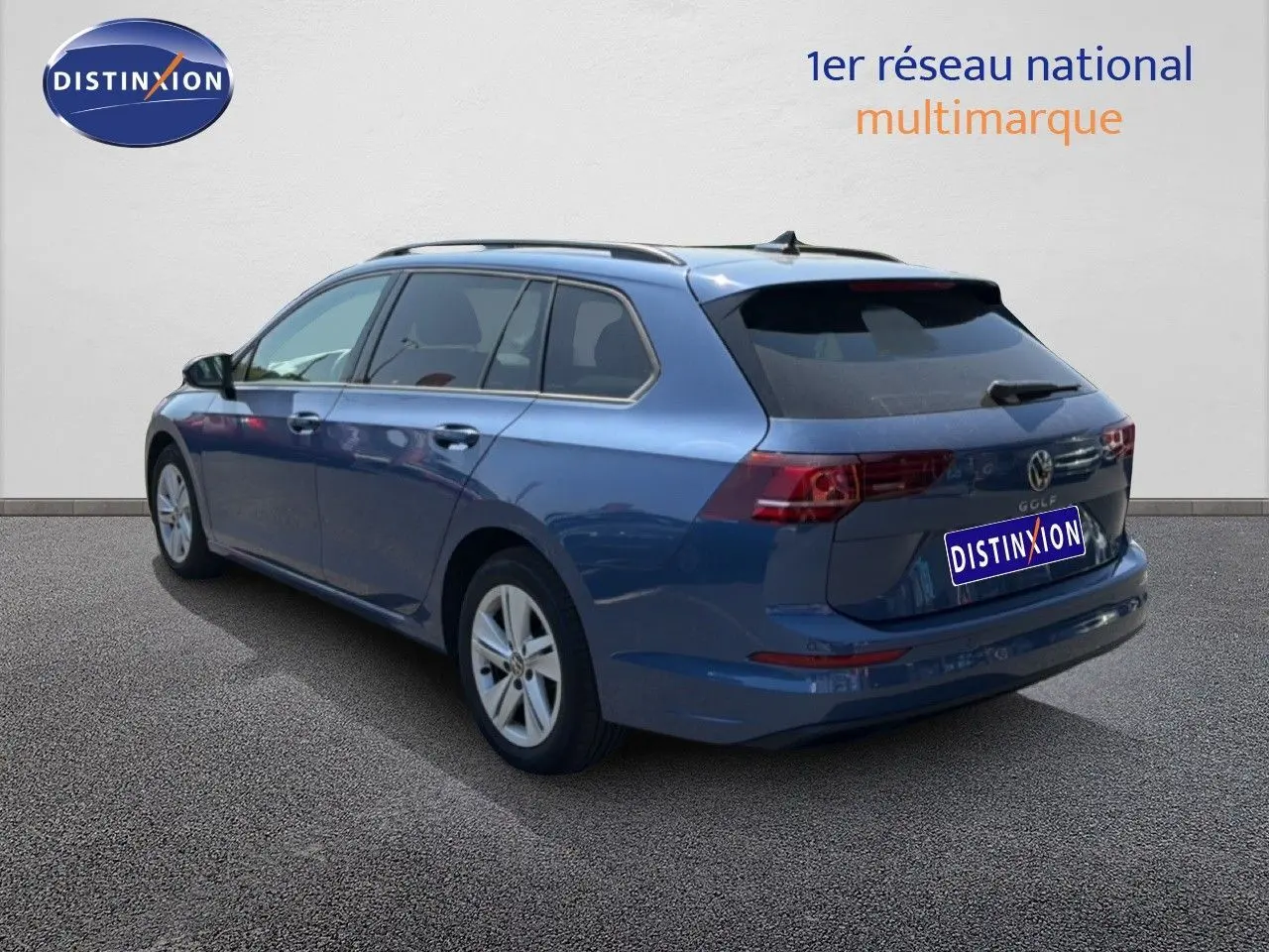 Volkswagen Golf SW bleu Anemone vue 3/4 arrière droit, mettant en valeur son design compact et ses feux arrière LED.
