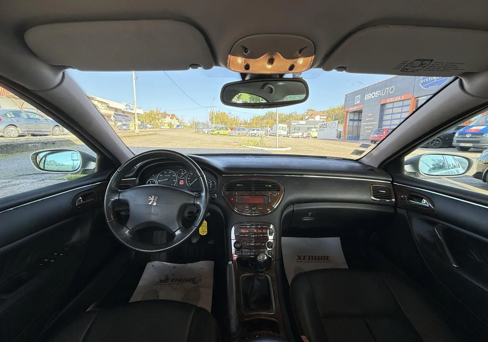 Intérieur noir de Peugeot 607 2.2 i 160 Executive, vue frontale du tableau de bord et volant cuir.