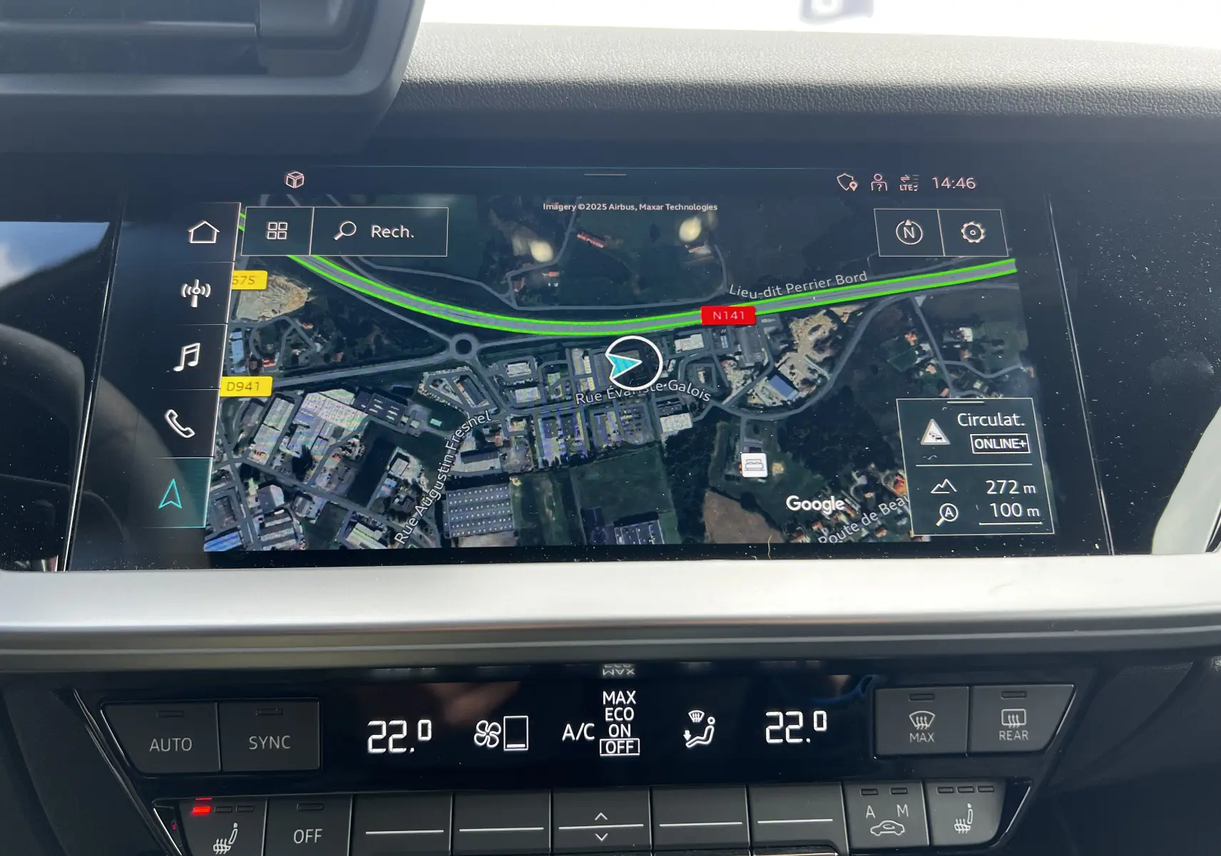 Écran tactile central de l’Audi RS3 Sportback 2022 affichant la navigation GPS et la climatisation à 22°C.