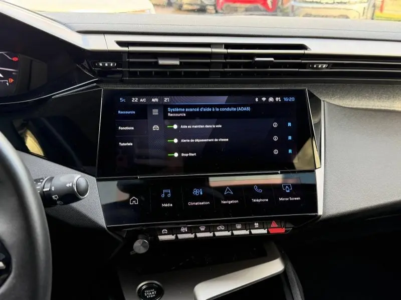 Intérieur du tableau de bord de la Peugeot 308 2024, vue centrale sur l’écran tactile et les commandes numériques.