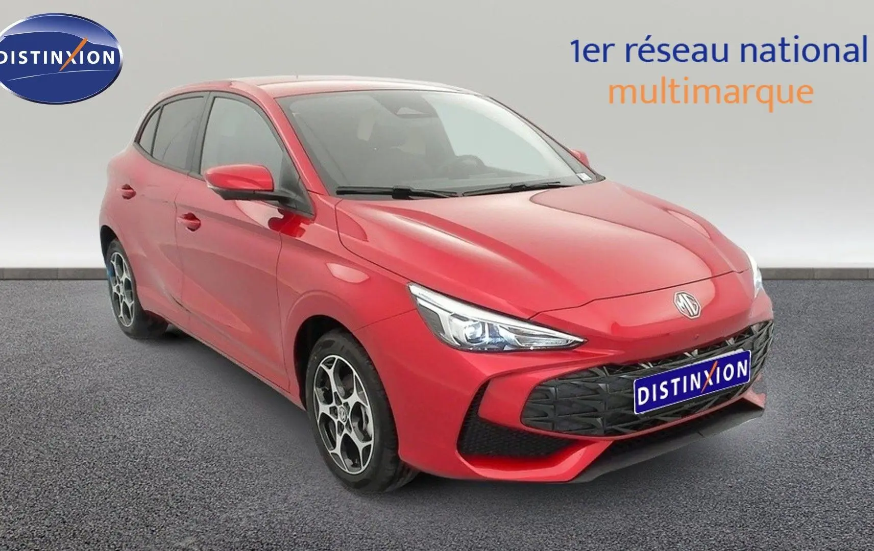 Vue 3/4 avant d'une MG3 1.5 L Hybrid+ rouge Diamond avec jantes alliage et phares LED allumés.