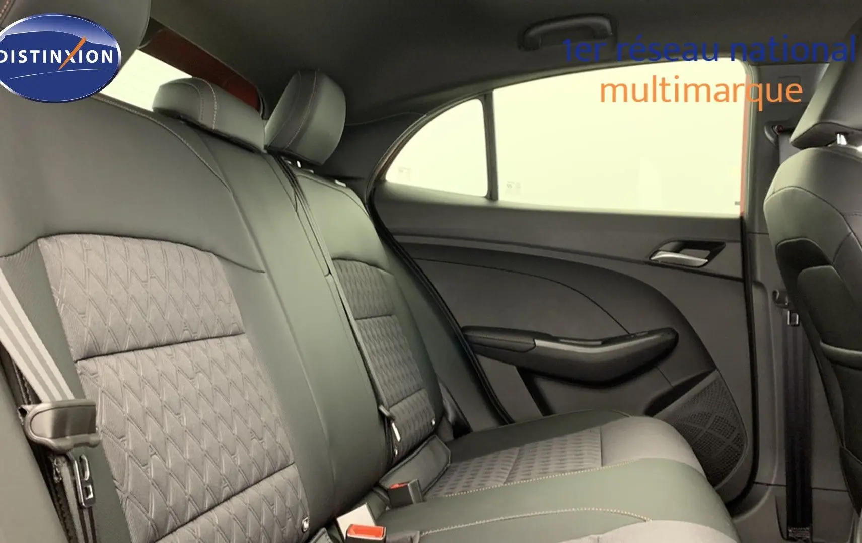 Vue latérale intérieure sur la banquette arrière en similicuir noir de la MG3 1.5 L Hybrid+ Luxury 2026.