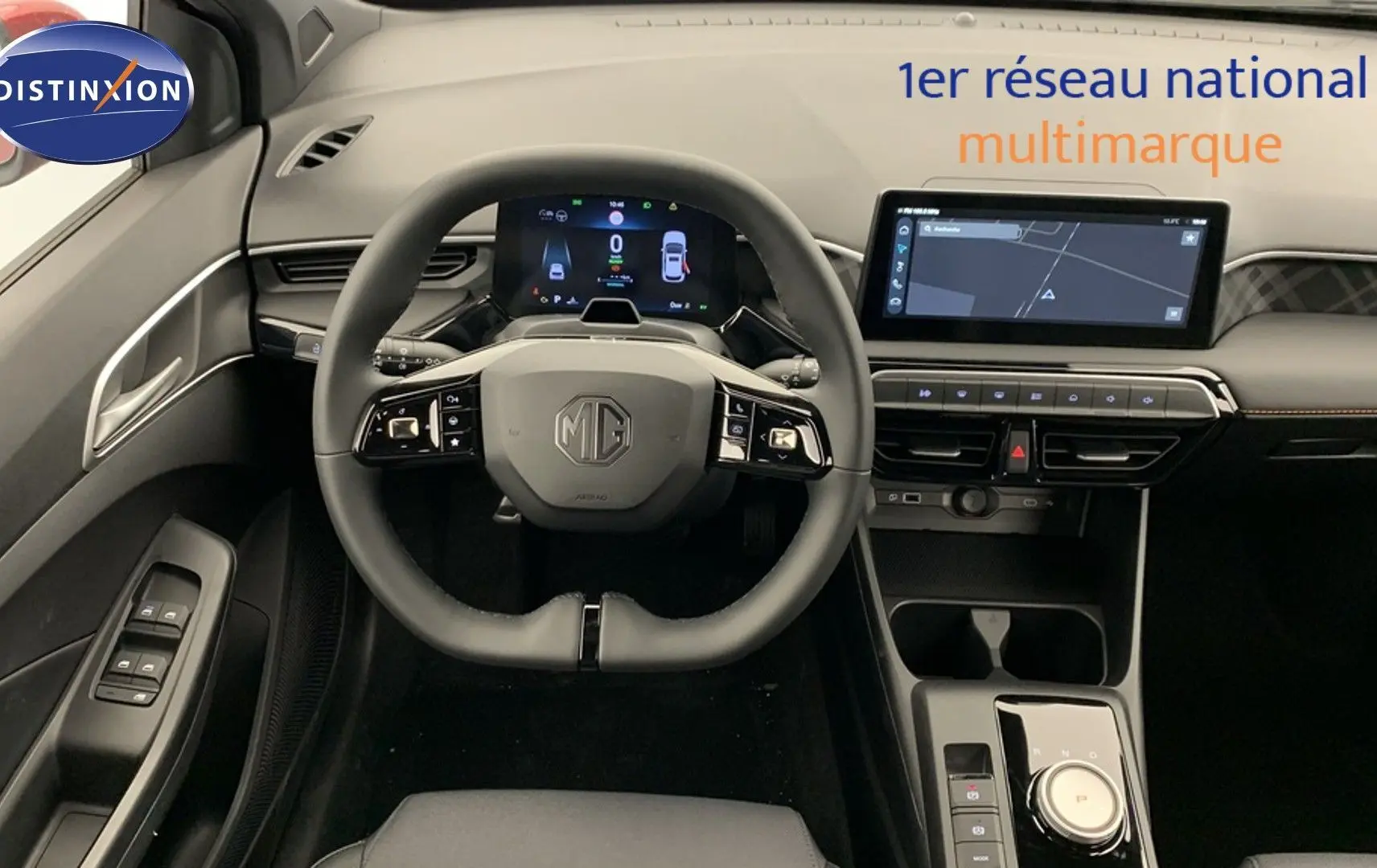 Vue intérieure centrée sur le volant et tableau de bord noir du MG3 1.5 L Hybrid+ 195 ch Luxury avec écran tactile 10,25 pouces.