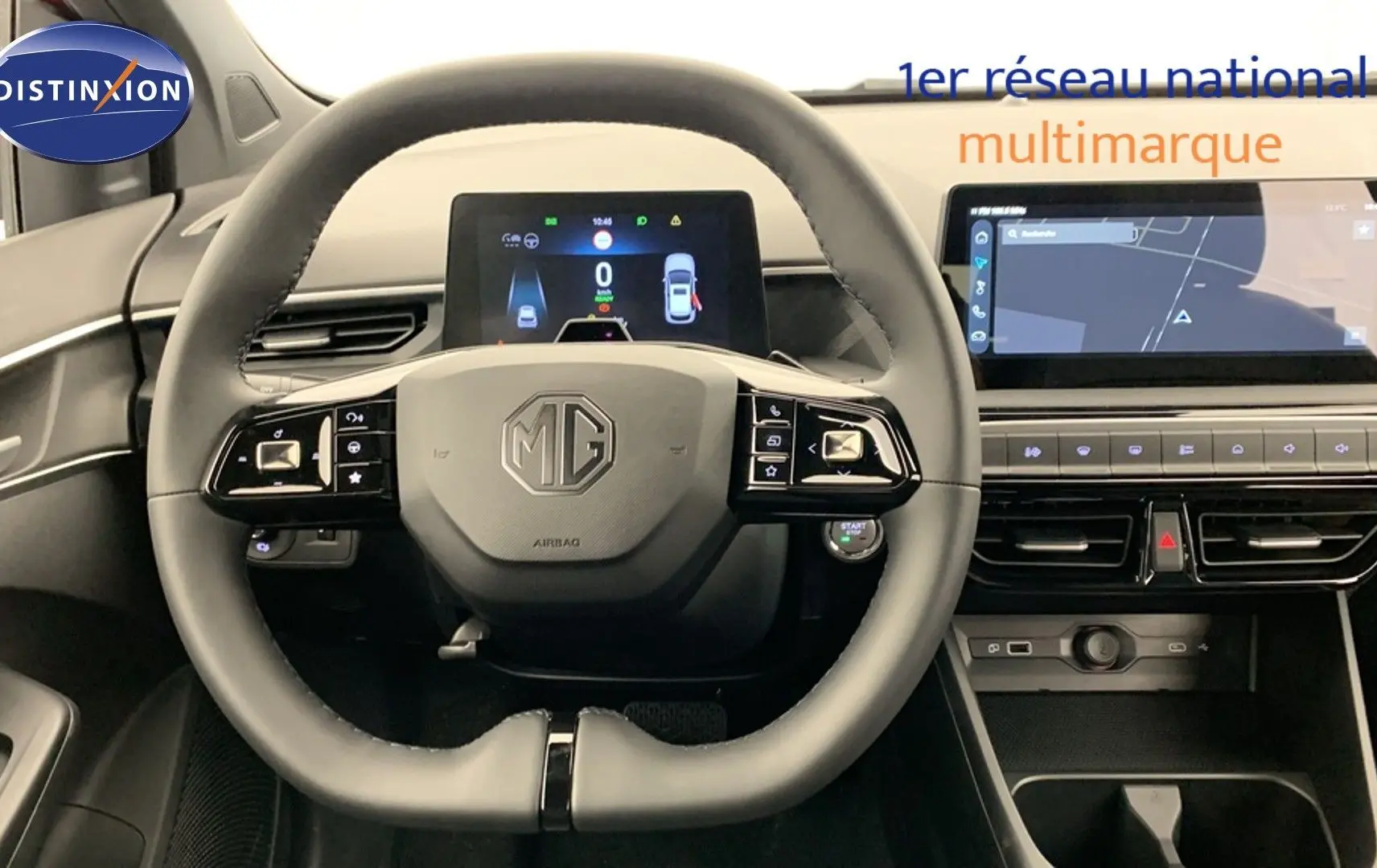 Vue intérieure centrée sur le volant cuir noir et le tableau de bord numérique du MG3 1.5 L Hybrid+ Diamond Red.