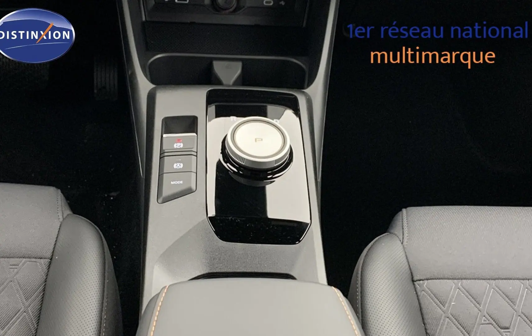 Vue rapprochée de la console centrale noire avec molette de sélection et sièges avant en similicuir noir du MG3 Diamond Red.