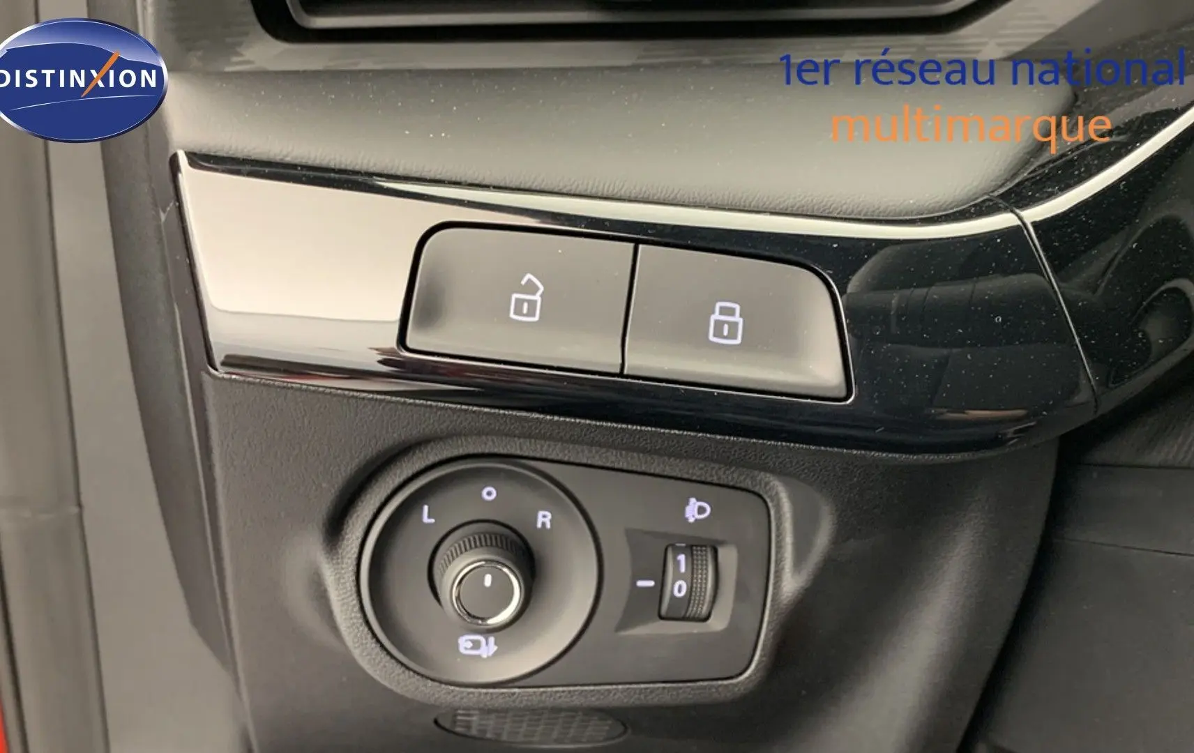 Détail des commandes de verrouillage et réglage des rétroviseurs côté conducteur sur MG3 Diamond Red 2026.