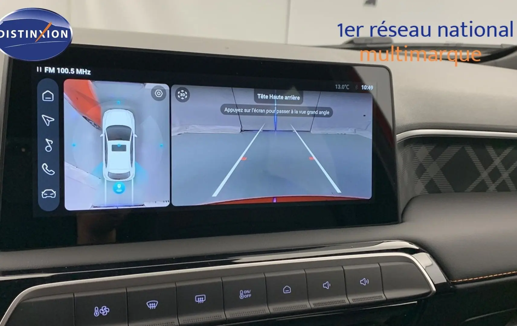 Écran tactile intérieur montrant la caméra 360° et la vue arrière du MG3 Diamond Red, tableau de bord noir avec surpiqûres orange.