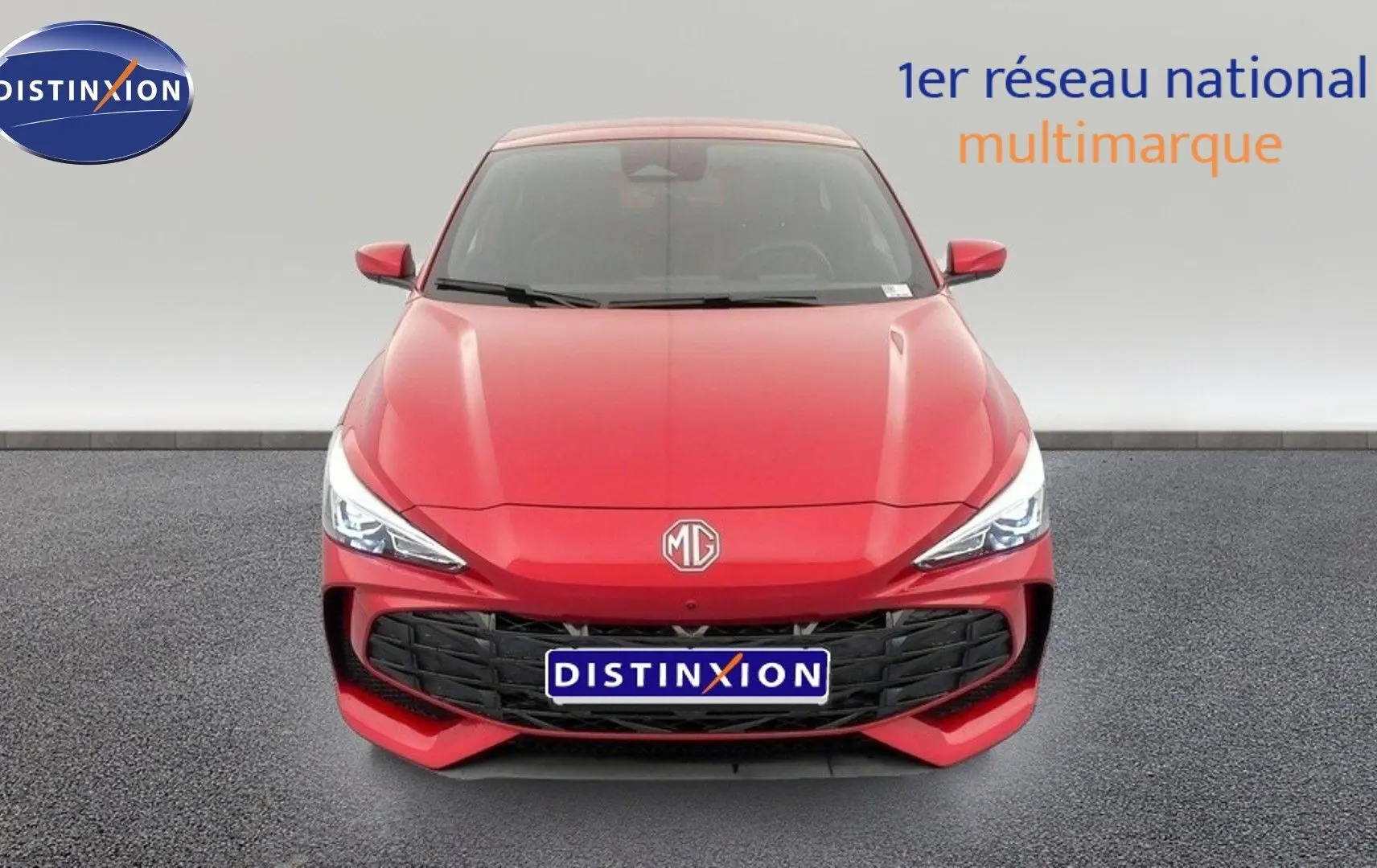 Vue avant d'une MG3 1.5 L Hybrid+ 195 ch Luxury en rouge Diamond Red avec calandre noire et phares LED allumés.