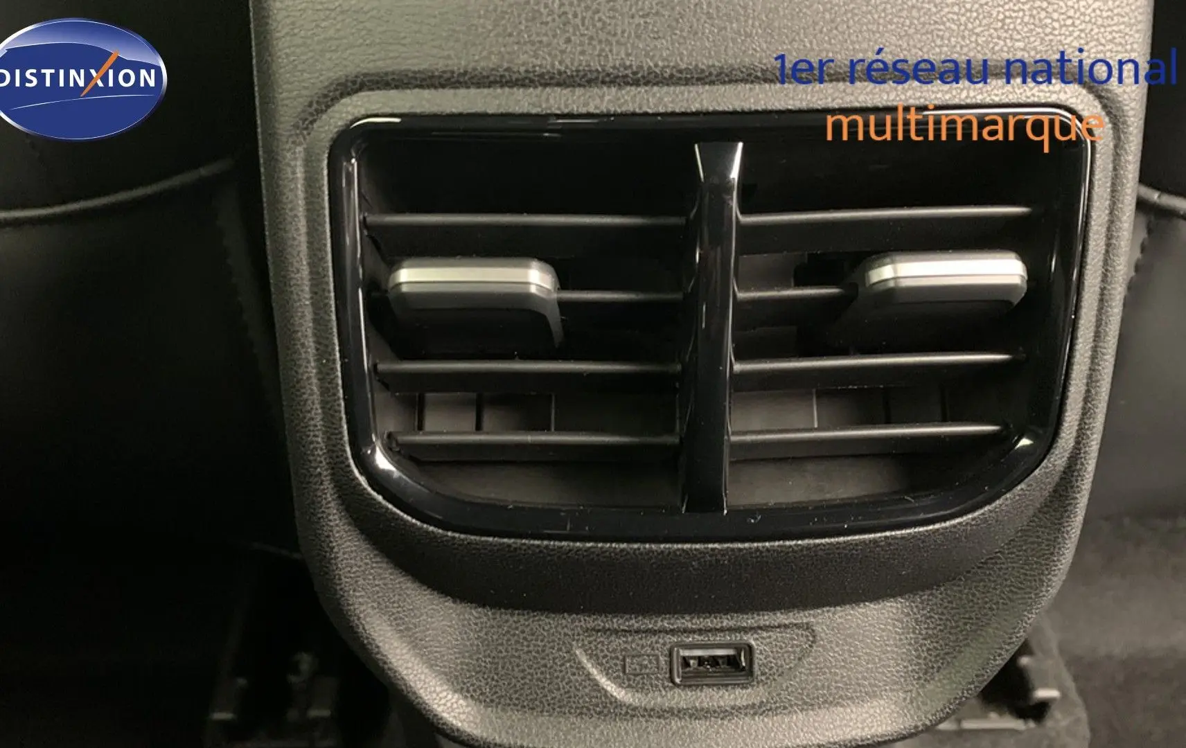 Gros plan sur la sortie d’air arrière noire avec port USB du MG3 1.5 L Hybrid+ Luxury 2026.