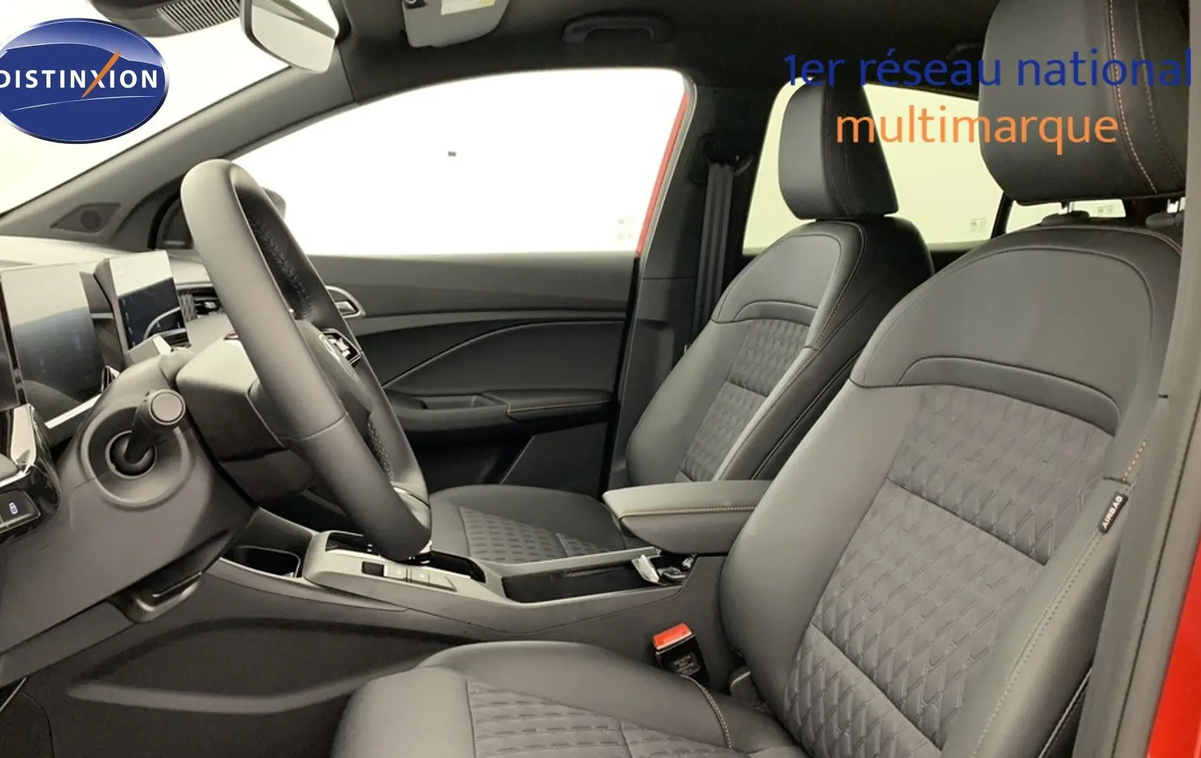 Vue intérieure côté gauche du poste de conduite du MG3 1.5 L Hybrid+ 195 ch Luxury en Diamond Red, sièges noir similicuir/tissu.