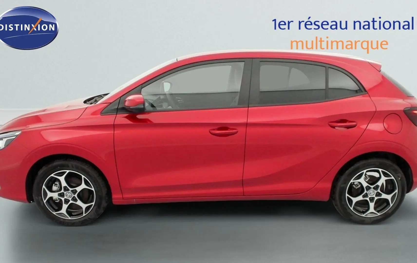 Vue de profil côté gauche d'une MG3 1.5 L Hybrid+ 195 ch Luxury rouge Diamond Red avec jantes alliage 16 pouces.