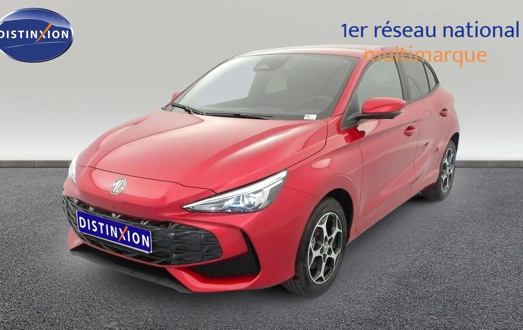 MG3 1.5 L Hybrid+ rouge Diamond Red en 3/4 avant droit, avec calandre noire et jantes alliage 16 pouces.