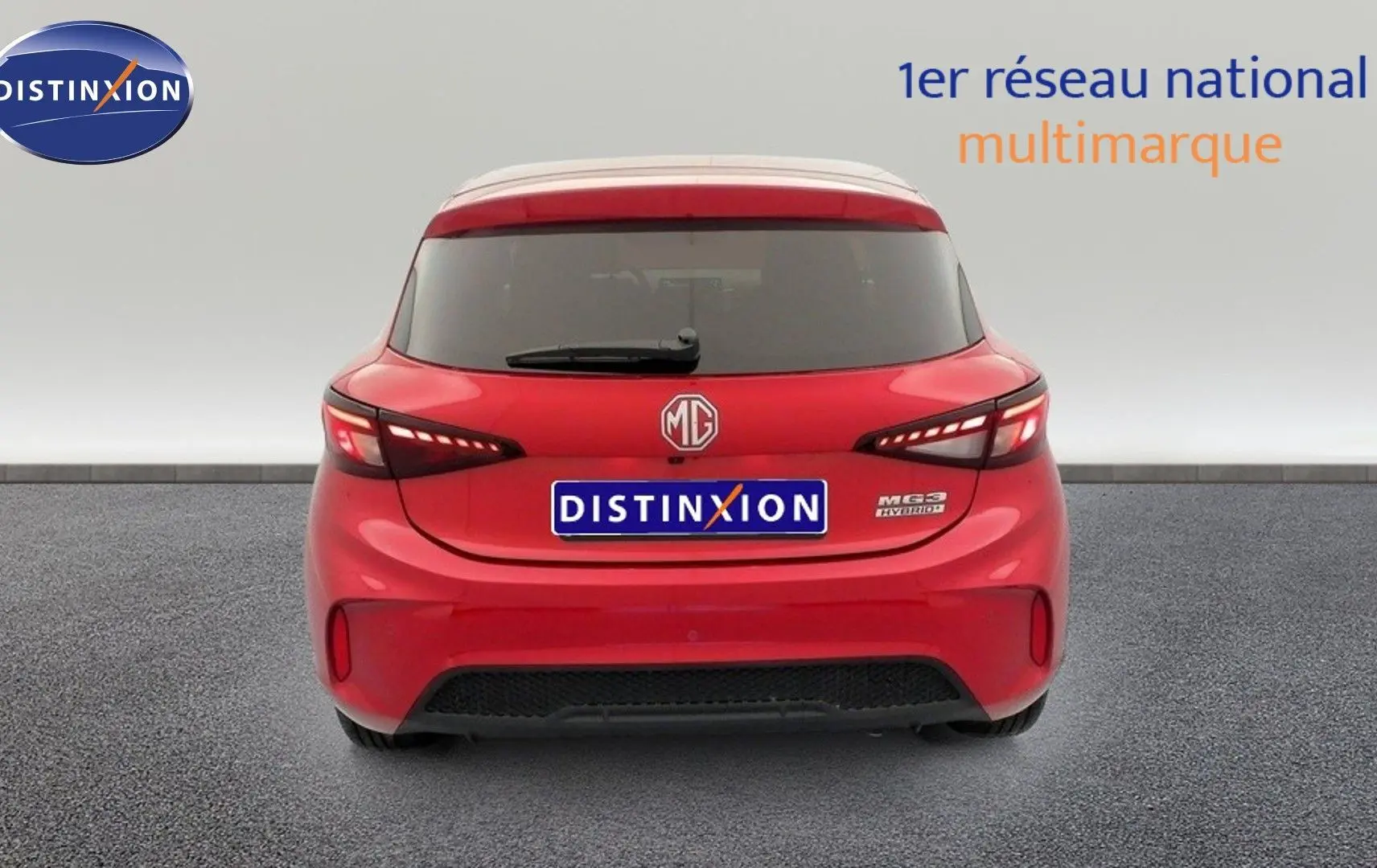 Vue arrière d'une MG3 hybride rouge Diamond Red avec feux LED et logo MG visible sur fond neutre.