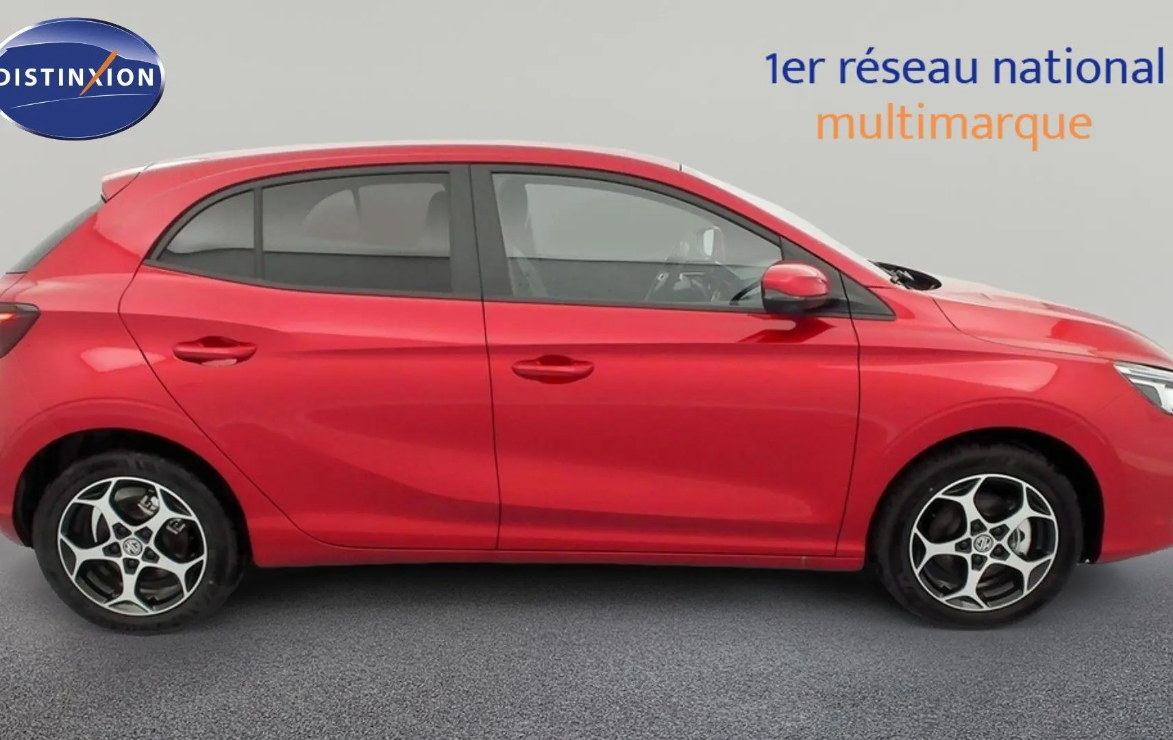 Vue profil côté gauche de la MG3 1.5 L Hybrid+ 195 ch Luxury en rouge Diamond Red avec jantes alliage 16 pouces.