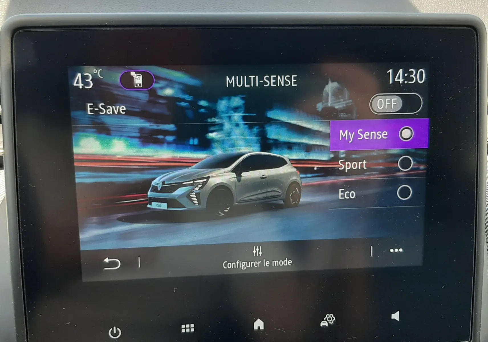 Écran tactile montrant une Renault Clio V grise en 3/4 avant dans le mode de conduite Multi-Sense.