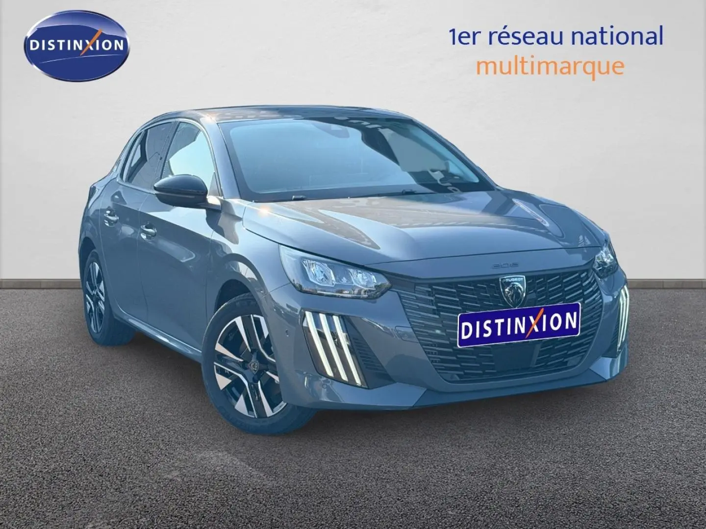 Peugeot 208 gris Artense vue 3/4 avant droit, avec calandre noire et feux LED verticaux distinctifs.