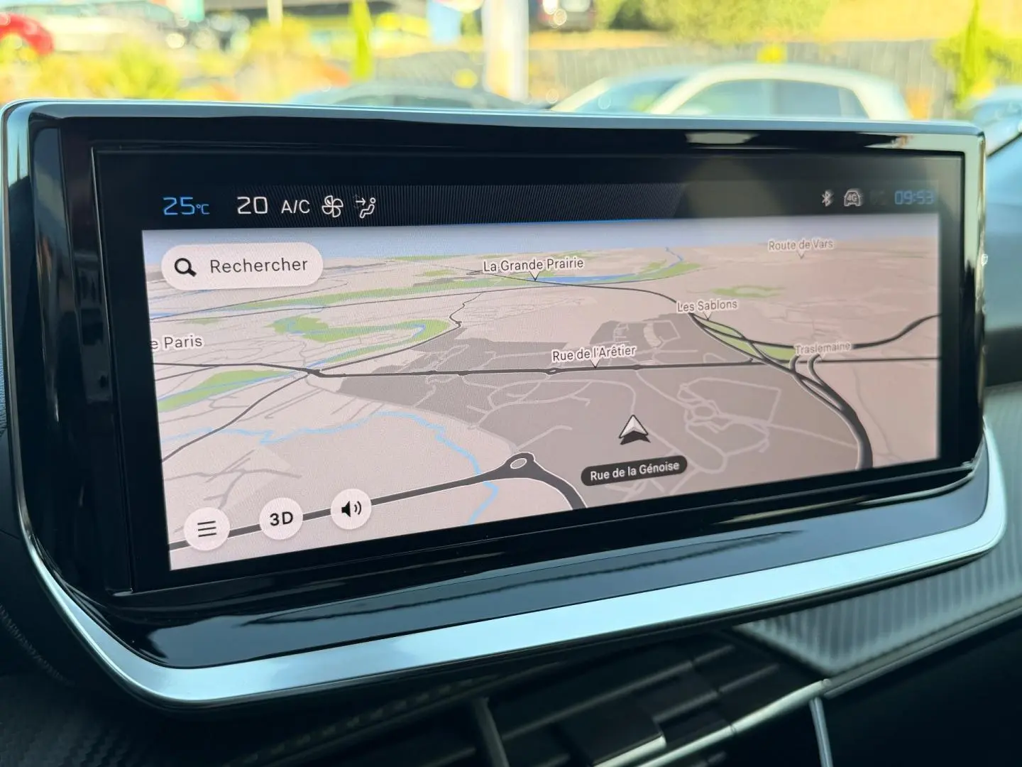 Écran tactile central affichant la navigation GPS dans l'habitacle d'une Peugeot 208 1.2 100ch Allure.