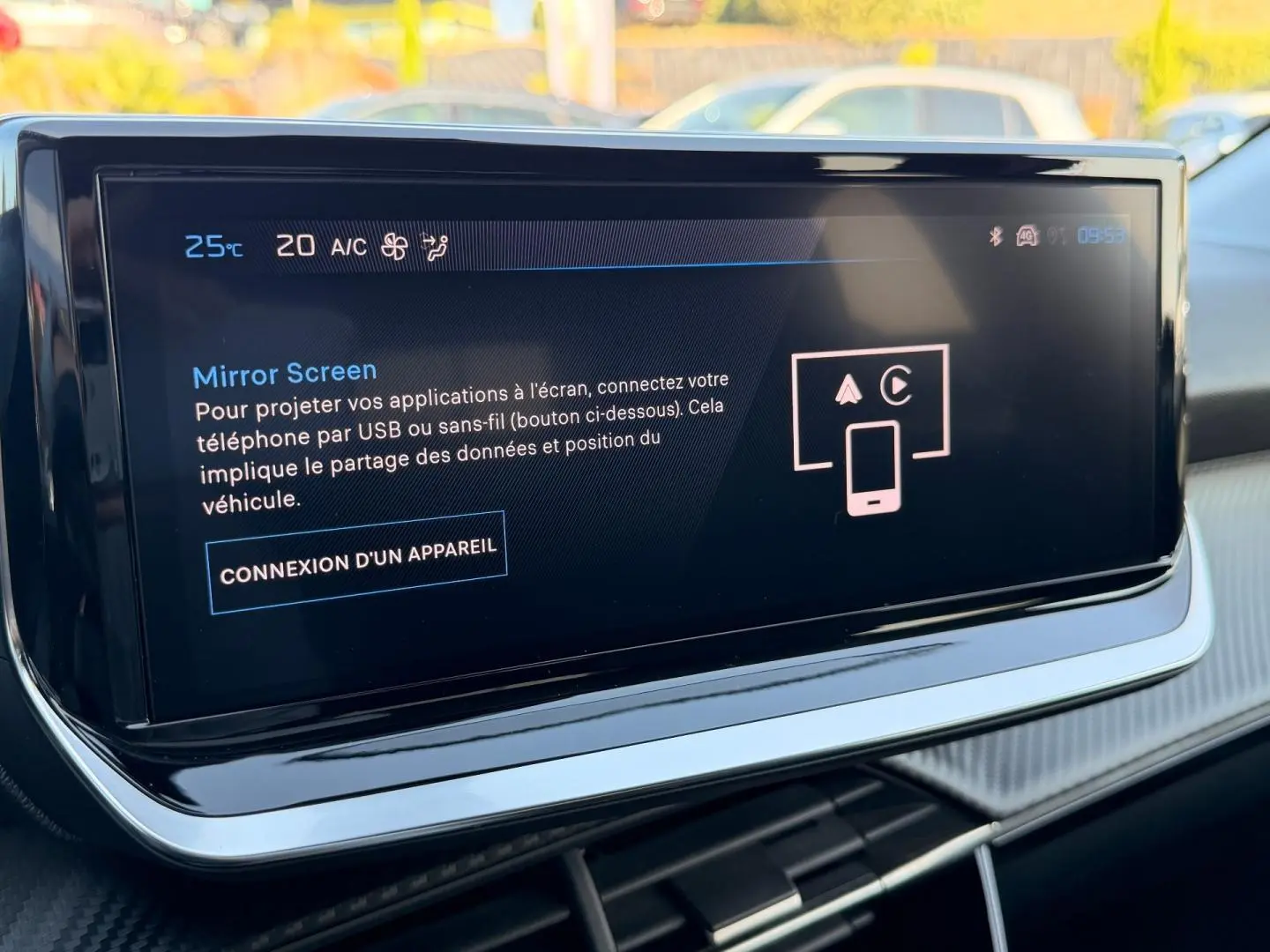 Écran tactile multifonction intérieur de la Peugeot 208 1.2 100ch Allure, affichant la connexion Mirror Screen.