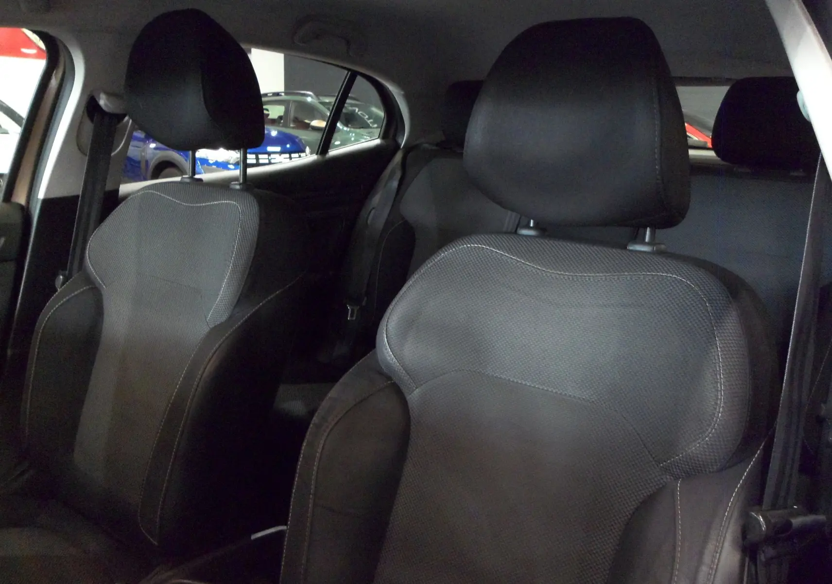 Gros plan sur les sièges avant en tissu noir de la Renault Mégane IV TCe 100 CH LIFE brun cappuccino de 2016.