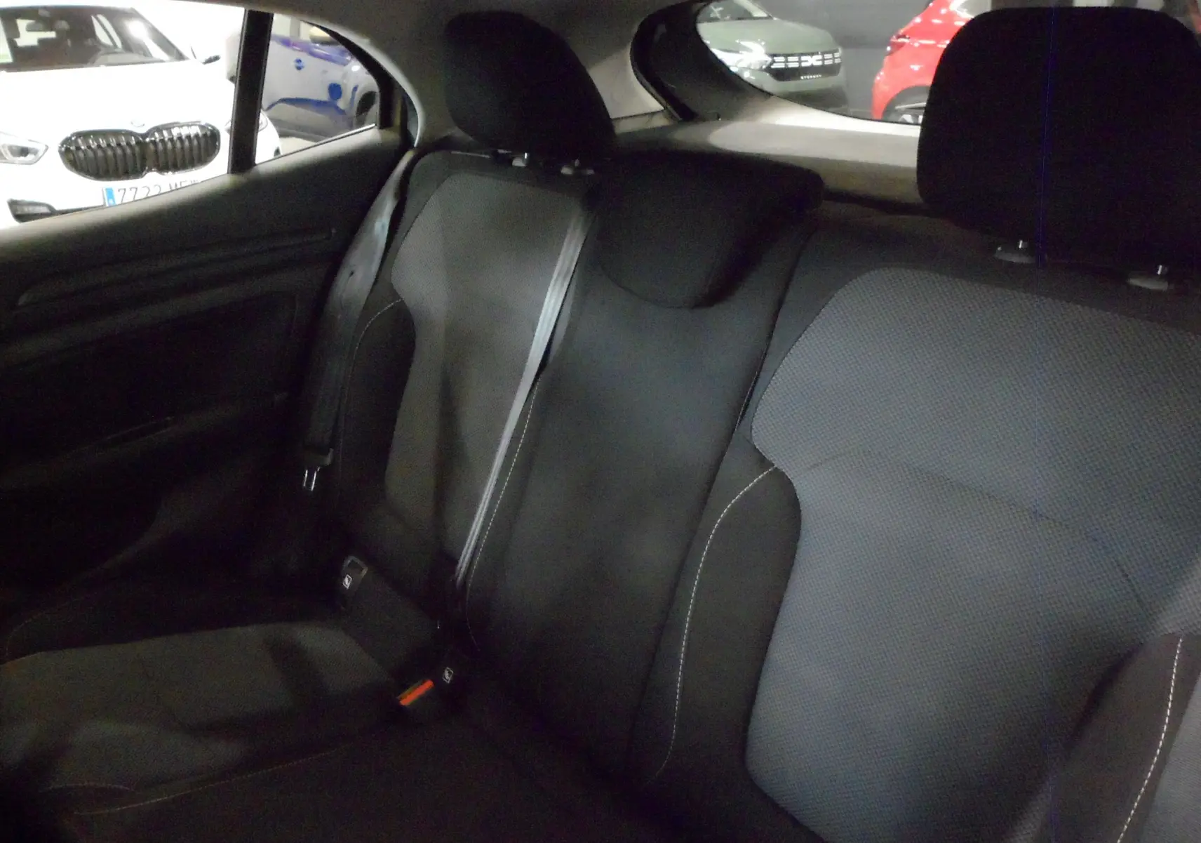 Vue intérieure des sièges arrière en tissu noir de la Renault Mégane IV TCe 100 CH LIFE, année 2016.