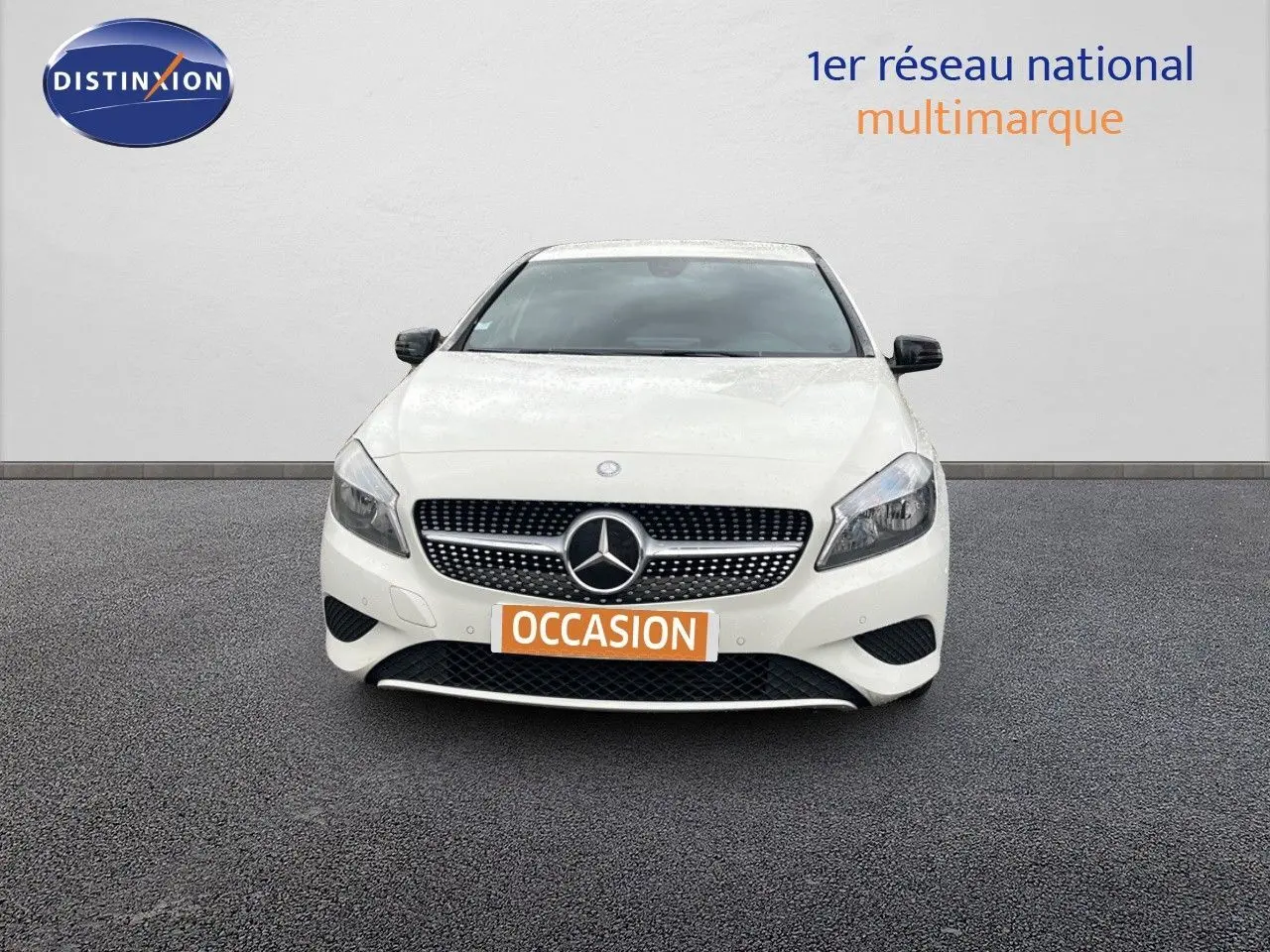 Vue de face d'une Mercedes Classe A 180 Sensation blanche de 2013 avec calandre étoilée et plaque "OCCASION" visible.