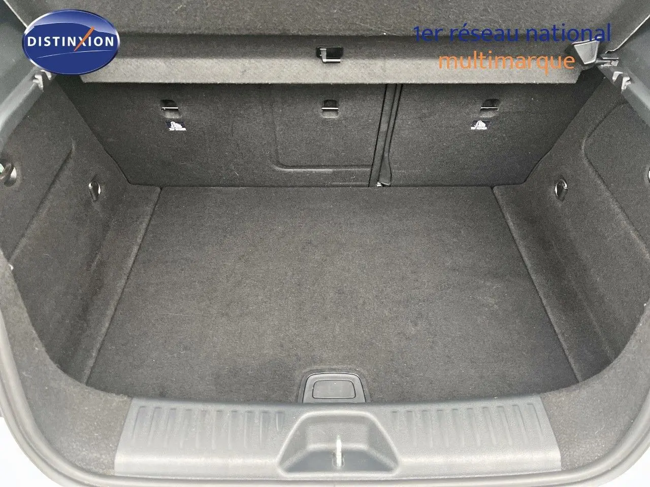 Coffre vide en vue plongeante d'une Mercedes Classe A 180 Sensation blanche de 2013.