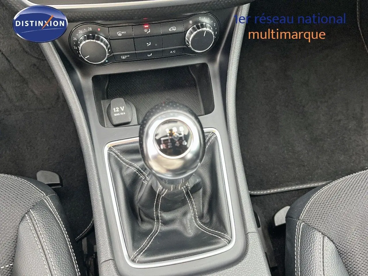 Le levier de vitesses manuel en cuir noir de la Mercedes Classe A 180 Sensation blanche, vue intérieure centrée.